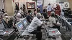 Warga lanjut usia (lansia) saat antre untuk mengikuti vaksin Covid-19 di Puskesmas Kecamatan Cilincing, Jakarta, Selasa (23/2/2021). Pemerintah mulai melakukan vaksinasi tahap dua yang diprioritaskan untuk masyarakat usia 60 tahun ke atas atau lansia. (merdeka.com/Iqbal S. Nugroho)