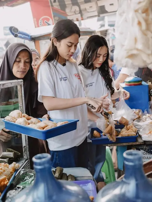 Keduanya mengenakan kaus putih yang sama dan padu padan celana jeans. [Foto: Instagram/rachelvennya]