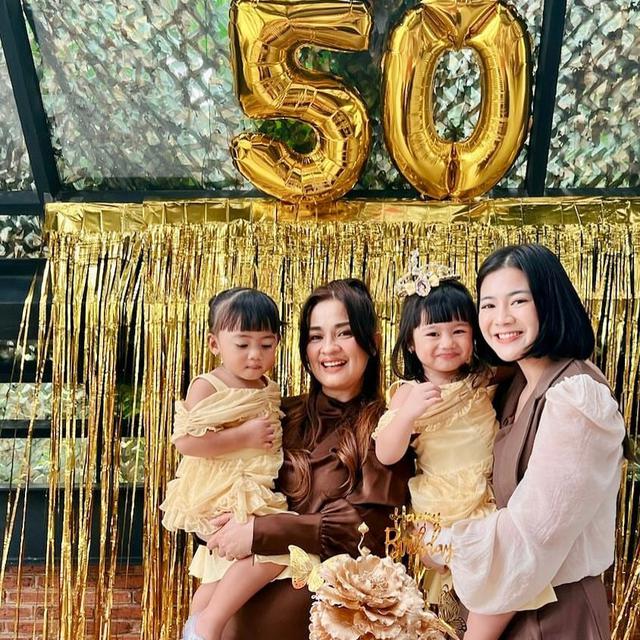 6 Potret Terbaru Novita Ibu Felicya Angelista Awet Muda di Usia 50 Tahun