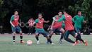 Jack Brown dari Inggris (kiri), Rafid Habibie dari ISM Academy Perugia dan Elias David dari Aghia Paraskevi beraksi di Stadion Atang Sutresna, (06/04/2017). 14 pemain dari luar Indonesia mengikuti seleksi perdana Timnas U-19. (Bola.com/Nicklas Hanoatubun)