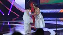 Aktris multitalenta berusia 50 tahun itu menerima penghargaan. Selain piala, juga mendapatkan uang Rp 5 juta. (Adrian Putra/Bintang.com)