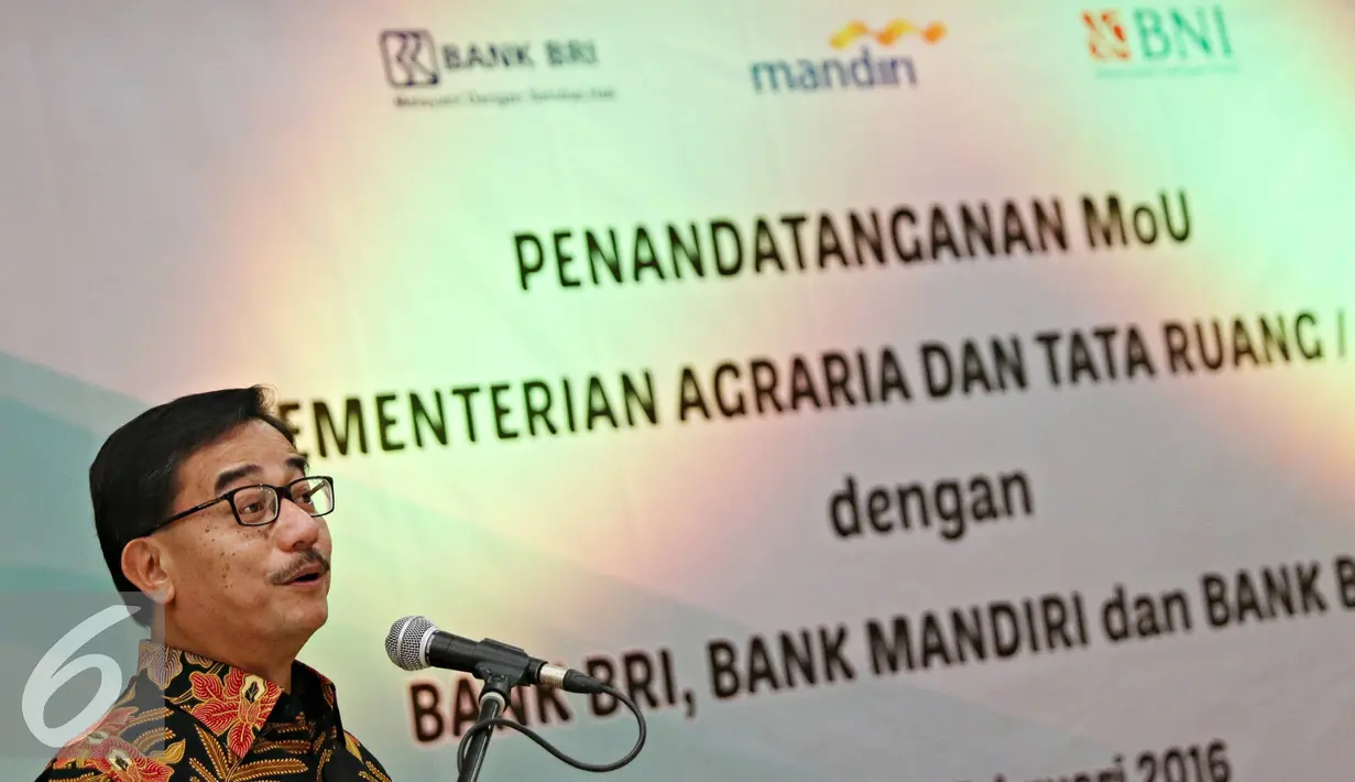 Menteri ATR, Ferry Mursyidan Baldan memberikan keterangan saat MoU di Jakarta, Senin (1/2). Kementerian ATR/BPN RI menyepakati perjanjian kerja sama dengan tiga bank pemerintah, yakni BNI, BRI dan Mandiri. (Liputan6.com/Immanuel Antonius)