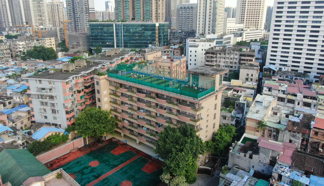 Foto dari udara yang diabadikan pada 17 September 2020 menunjukkan penampakan lapangan olahraga di atas gedung Sekolah Menengah No.10 Guangzhou di Guangzhou, Provinsi Guangdong, China selatan. (Xinhua/Deng Hua)