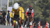 Atlet balap sepeda Indonesia, Nurfendi (belakang) bersama pilotnya Mufti Fadilah (depan) memacu kecepatan dalam kategori Road Cycling Men's B - Time Trial di ASEAN Para Games 2025 di Suranaree University of Technology, Nakhon Ratchasima, Thailand, Rabu (21/1/2026). Nurfendi berhasil meraih emas pertama untuk kontingen Indonesia. (DOK NPC Indonesia)