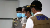 Presiden Joko Widodo mengenakan masker saat meninjau ruang perawatan Rumah Sakit Darurat Penanganan Covid-19 Wisma Atlet Kemayoran, Jakarta, Senin (23/3/2020). Jokowi memastikan bahwa rumah sakit darurat ini siap digunakan untuk karantina dan perawatan pasien Covid-19. (Kompas/Heru Sri Kumoro/Pool)