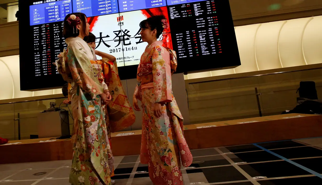 Gadis-gadis cantik berkimono saat memeriahkan pembukaan tahun baru Bursa Efek Tokyo (TSE), Tokyo (4/1). (Reuters/Kim Kyung-Hoon)