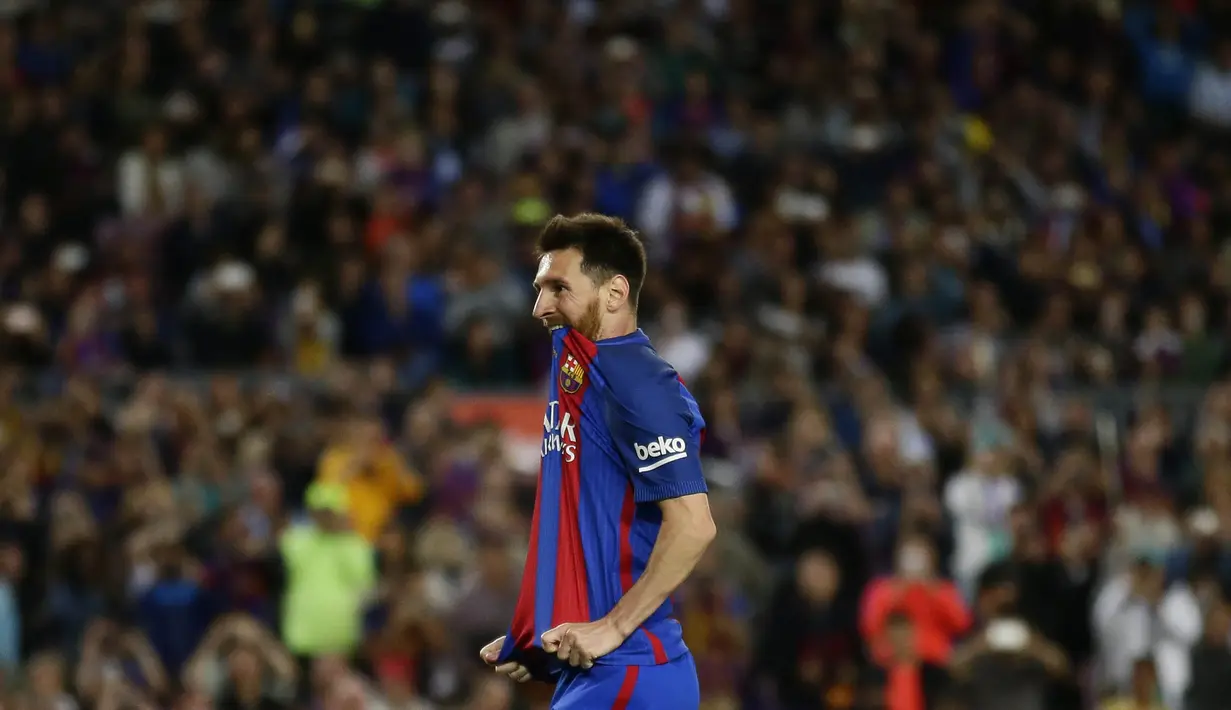 Striker Barcelona, Lionel Messi, tampak kecewa usai pertandingan melawan Eibar pada laga pekan terakhir La Liga di Camp Nou, Minggu (21/5/2017). Meski menang, Barcelona tetap gagal juara La Liga. (AP/Manu Fernandez)