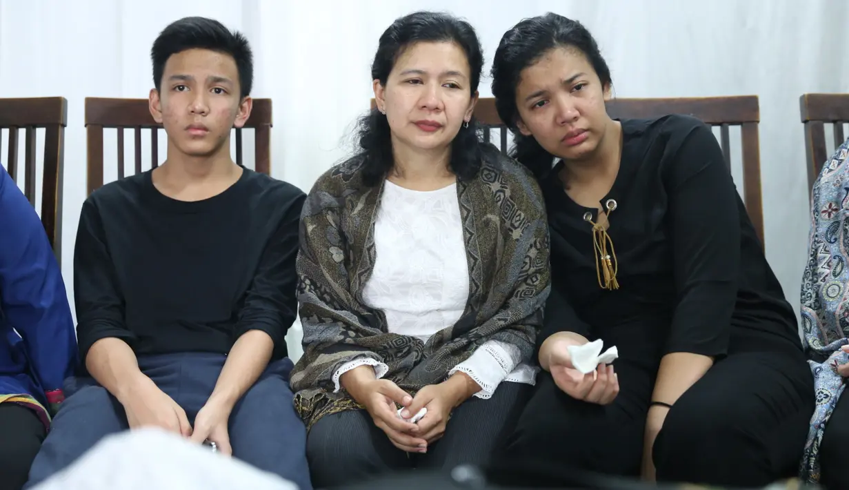 "Ga ada pesan sama sekali. Kita ga ada pikiran ini hari terakhirnya. Ga menunjukan rasa sakit, keluhan. Kita semua keluarga sudah kumpul keluarga yang di Jakarta semua datang," ujarnya. (Nurwahyunan/Bintang.com)