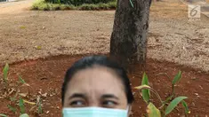 Warga berada di Taman Sepeda, Jakarta Selatan, Sabtu (25/8). Kurangnya perawatan serta musim kemarau yang masih berlangsung di Ibukota membuat rumput dan sejumlah tanaman di taman tersebut mati akibat kekeringan. (Liputan6.com/Immanuel Antonius)