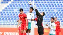 <p>Pemain Timnas Indonesia U-20, Kakang Rudianto (tengah) berebut bola di udara dengan kiper Suriah U-20, Maksim Sarraf pada laga matchday kedua Grup A Piala Asia U-20 2023 di Lokomotiv Stadium, Tashkent, Uzbekistan, Sabtu (4/3/2023). (AFC/Adam Aidil)</p>