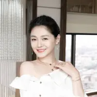 Aktris asal Taiwan, Barbie Hsu, yang dikenal luas melalui perannya dalam serial ikonik "Meteor Garden" (2001), meninggal dunia pada 2 Februari 2025 di Jepang pada usia 48 tahun. [@barbiehsu.fp].