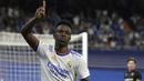 Vinicius Junior terpilih sebagai bintang kemenangan Real Madrid saat pesta 6-0 ke gawang Levante pada  jornada 36 Liga Spanyol 2021/2022 di Santiago Bernabeu, Jumat (13/05/2022) dini hari WIB. (AFP/Javier Soriano)