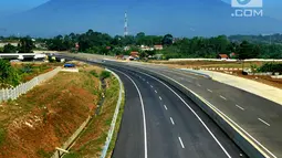 Kendaraan melintasi tol dengan latar belakang Gunung Salak menuju arah Ciawi di kawasan Ciawi Bogor (20/6). Diberlakukannya tol fungsional Bocimi seksi 1 Ciawi-Cigombong untuk memperlancar arus balik lebaran. (Merdeka.com/ Arie Basuki)