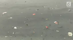 Sampah mengotori aliran Kanal Banjir Timur (KBT) di Jakarta, Sabtu (15/9). Banyaknya limbah rumah tangga dan limbah industri menyebabkan kanal pengendali banjir tersebut selalu tercemar dan dipenuhi sampah. (Liputan6.com/Immanuel Antonius)