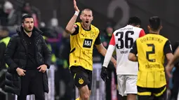 Tim tuan rumah mencetak dua gol lewat aksi dari Hugo Ekitike dan Oscar Hojlund. Ini menjadi kemenangan ketiga secara beruntun bagi Eintracht Frankfurt. (AFP/Kirill Kudryavtsev)