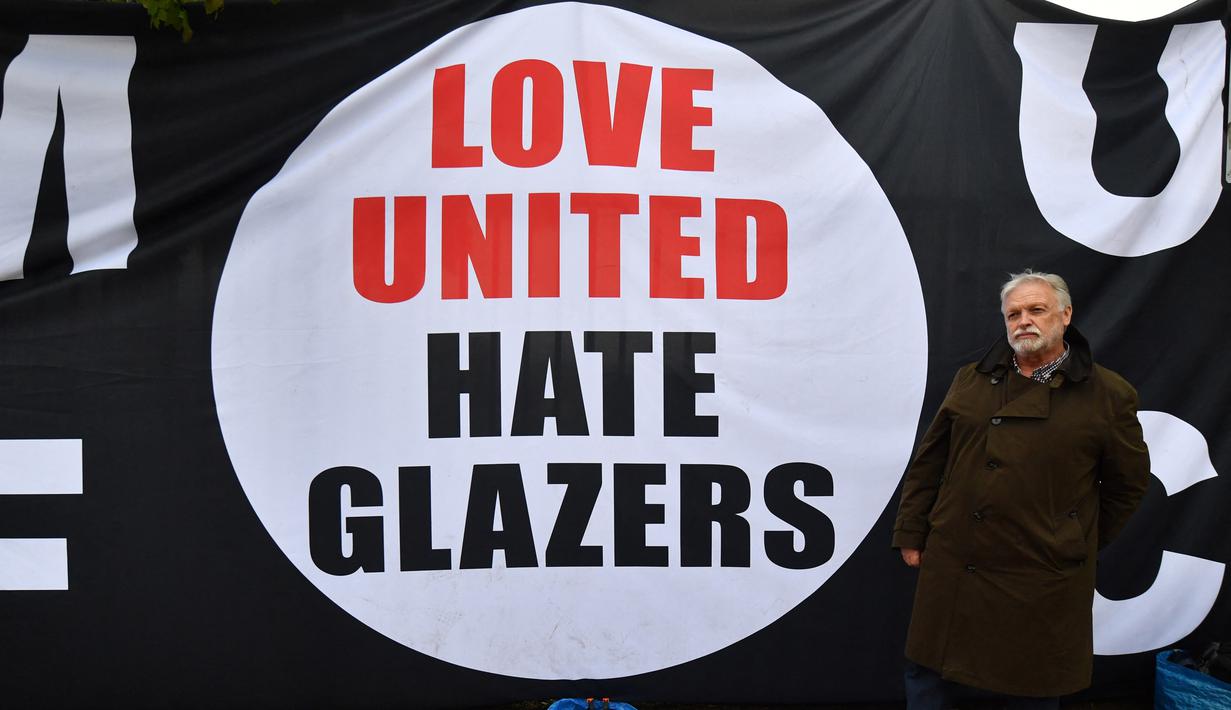 Salah satu spanduk penolakannya bertuliskan "Love United Hate Glazer" yang terpampang besar di luar stadion. (AFP/Anthony Devlin)