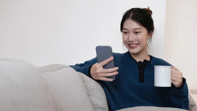 Perempuan transaksi melalui smartphone