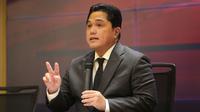 Ketua Umum PSSI, Erick Thohir memberikan keterangan kepada wartawan saat konferensi pers pengumuman resmi FIFA Matchday antara Timnas Indonesia melawan Argentina di ruang media Stadion Utama Gelora Bung Karno (SUGBK), Jakarta, Rabu (24/05/2023). (Bola.com/Bagaskara Lazuardi)