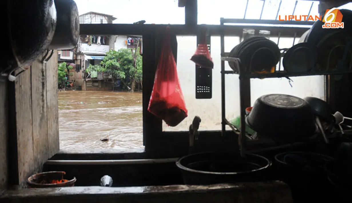 Banjir terlihat dari dalam dapur rumah warga. (Liputan6.com/Abdul Azis Prastowo)