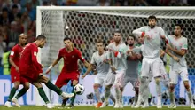 Proses terjadinya gol yang dicetak bintang Portugal, Cristiano Ronaldo, ke gawang Spanyol pada laga Grup B Piala Dunia di Stadion Fisht, Sochi, Jumat (15/6/2018). Kedua negara bermain imbang 3-3. (AP/Francisco Seco)