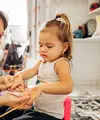 Pada masa pertumbuhan, anak-anak akan semakin penasaran dengan perubahan yang terjadi pada fisik mereka. (Foto/dok: Pexels/Jonathan Borba)