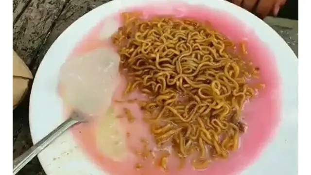 6 Menu Buka Puasa Kombinasi Mi dan Minuman Ini Absurd Banget