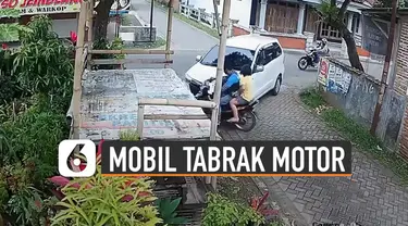 video pengemudi mobil tabrak motor di belokan gang terekam kamera CCTV. Beruntungnya pengendara motor itu masih bisa berdiri dan ditolong oleh pengemudi mobil.