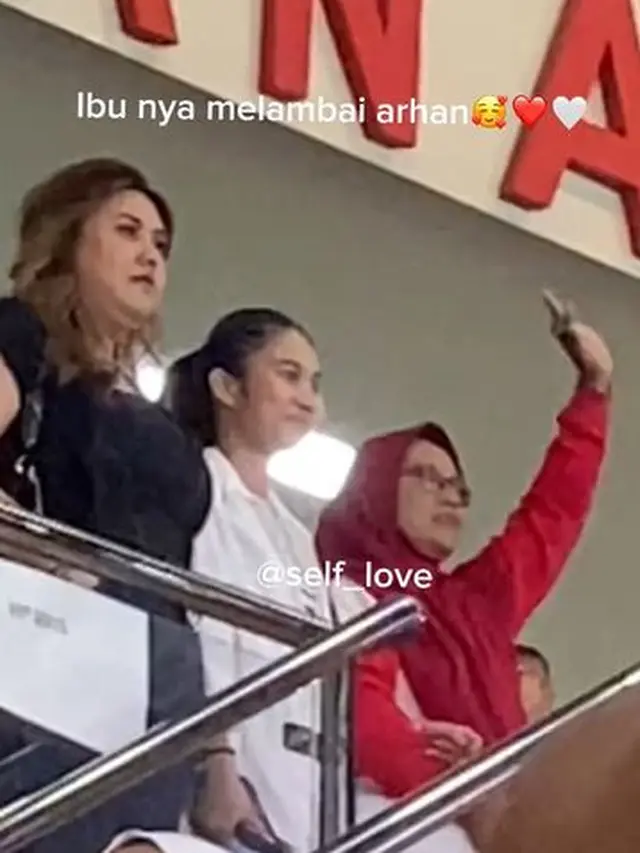 6 Momen Kedekatan Azizah Salsha dan Ibu Arhan, Anak Mertua yang Kompak