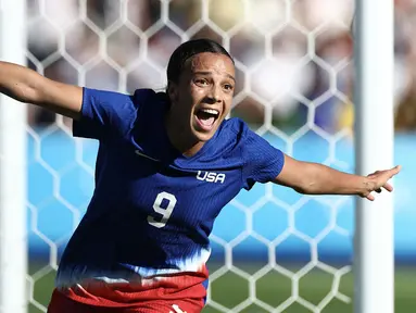 Pemain Amerika Serikat, Mallory Swanson melakukan selebrasi setelah mencetak gol ke gawang Brasil pada laga final Olimpiade Paris 2024 yang berlangsung di Parc des Princes, Paris Prancis, Sabtu (10/08/2024) waktu setempat. (AFP/Franck Fife)