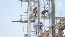 Petugas beraktivitas di pembangunan pembangkit listrik tenaga uap (PLTU) Lontar unit 4 di Balaraja, Banten, Jumat (29/3/2019). Proyek PLTU Lontar dengan kapasitas 315 MW kini sudah mencapai 86 persen dan rencananya bisa beroperasi pada September 2019. (Liputan6.com/Herman Zakharia)
