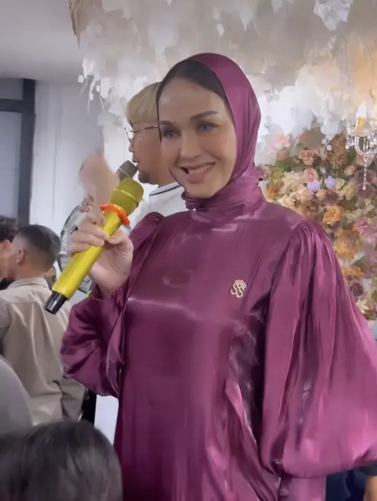Kerudungnya pun serasi dengan warna dress yang ia kenakan. Dress dari Shella Saukia Official memiliki lengan pump panjang dengan bros lambang SS keemasan. @corla_2
