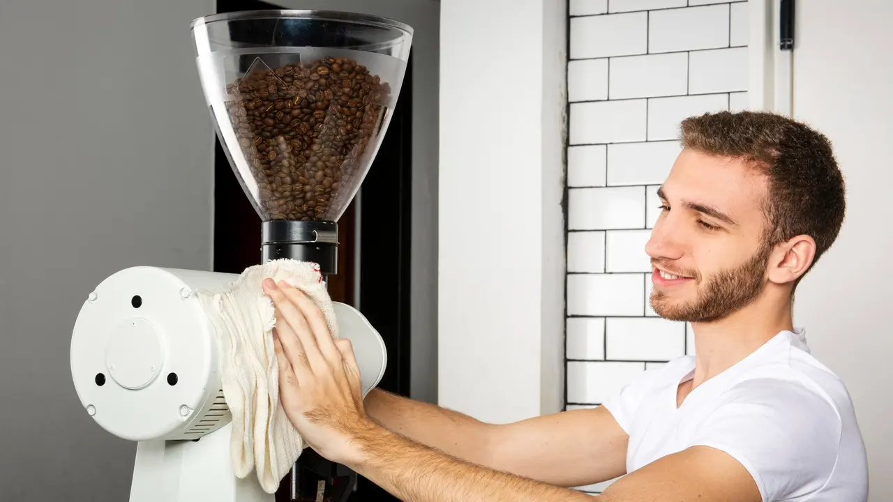 Membersihkan penggiling kopi