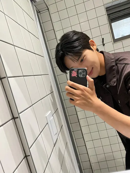 Moon Sang Min berhasil menarik perhatian orang-orang sejak membintangi drama Under The Queen's Umbrella, hal ini terbukti dengan popularitasnya yang meonjak. (FOTO: instagram.com/_sangmxn_/)