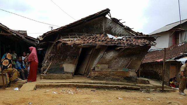 Ini Gubuk Derita Mak Cacih Yang Miring Dan Hampir Roboh