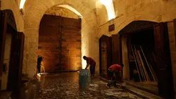 Pekerja membersihkan Pasar al-Saqatiyah yang baru saja direnovasi di Kota Tua Aleppo, Suriah, Sabtu (27/7/2019). Kegiatan ekonomi perlahan mulai tumbuh tiga tahun setelah pertempuran besar terjadi di Aleppo. (AP Photo/Hassan Ammar)