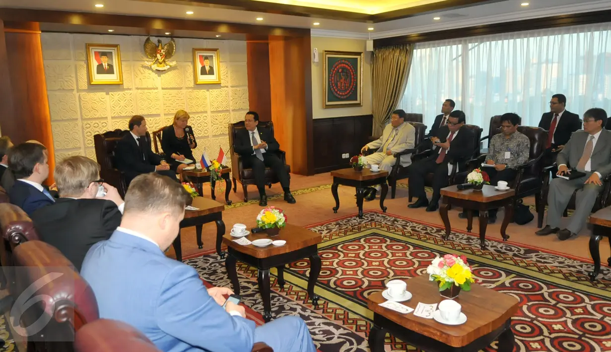 Menteri Perindustrian dan Perdagangan Rusia Denis Manturov beserta delegasi saat melakukan pertemuan di kantor DPD RI Jakarta, Jumat (8/1). Sebelumnya Denis Manturov telah melakukan pertemuan dengan Presiden Jokowi. (Liputan6.com/Faisal R Syam)