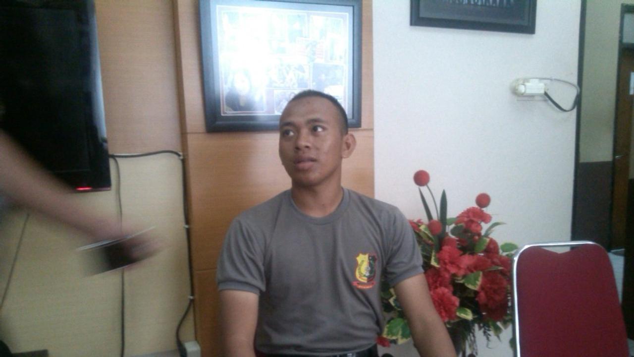 Pramuka dan Bripda Taufik Polisi Beratap Bekas Kandang Sapi