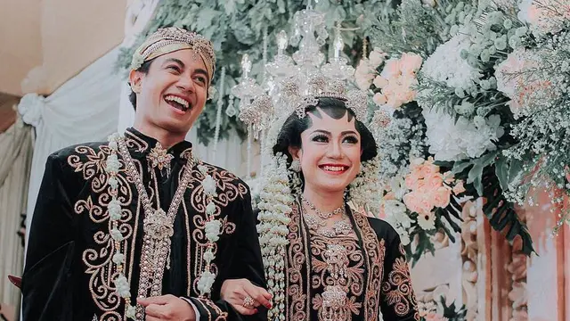 6 Potret Mesra Aiu Ratna Eks Garasi dan Josaphat Gitaris Killing Me Inside