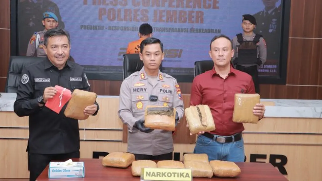 Kapolres Jember AKBP Hery Purnomo (Tengah) tunjukan barang bukti 10 Kg Ganja dalam konfrnsi press di Mapolresta Jember (Istimewa)
