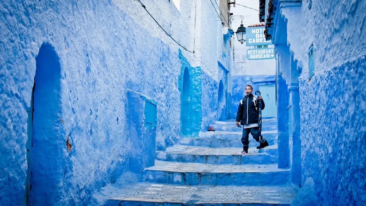 Bernuansa Biru, Kota-kota Ini Menjelma Jadi Destinasi Cantik