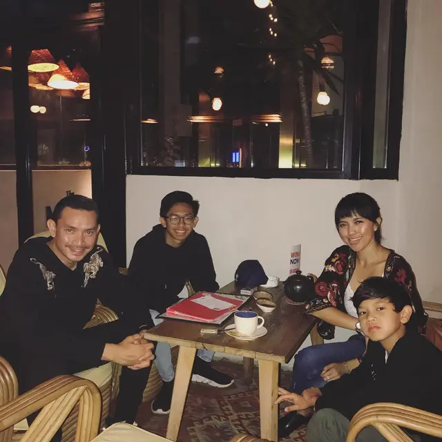 ilustrasi potret aditya herpavi aktor suara hati istri yang harmonis bersama keluarganya/instagram: adityaherpavirachman_r