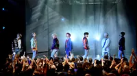 BTS saat tampil di American Music Awards 2017. (Foto: AFP / KEVIN WINTER / GETTY IMAGES NORTH AMERICA)
