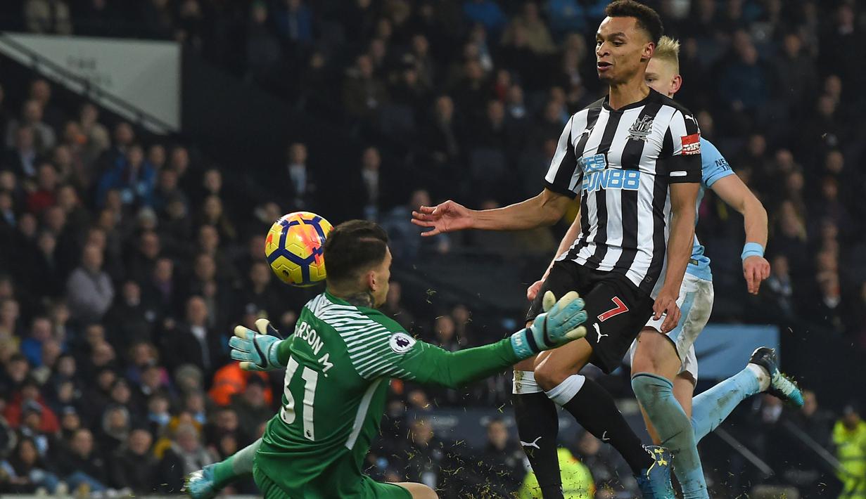 Aksi pemain Newcastle United, Jacob Murphy mengecoh kiper Manchester City, Ederson pada laga Premier League di Etihad Stadium, Manchester, (20/1/2018). Manchester City menang 3-1. (AFP/Paul Ellis)