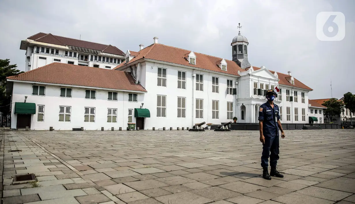 Petugas berjaga di area Museum Fatahillah yang sepi di kawasan wisata Kota Tua, Jakarta, Sabtu (15/5/2021). Pemerintah Provinsi DKI Jakarta menutup kawasan wisata Kota Tua hingga 16 Mei 2021. (Liputan6.com/Faizal Fanani)