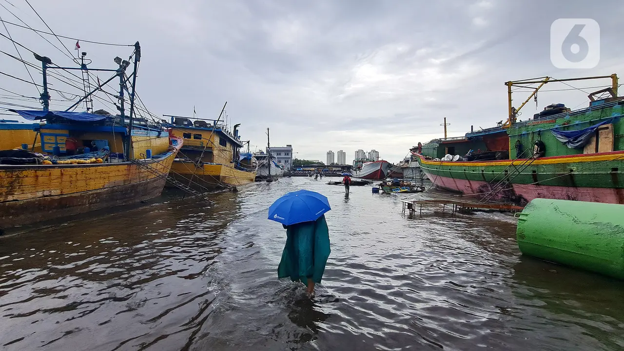 Cuaca Ekstrem, Banjir Rob Landa Pelabuhan Muara Baru