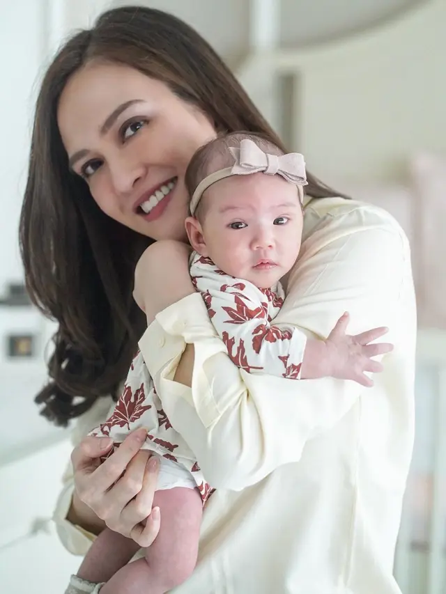 6 Potret Shandy Aulia saat Momong Anak, Bak ABG
