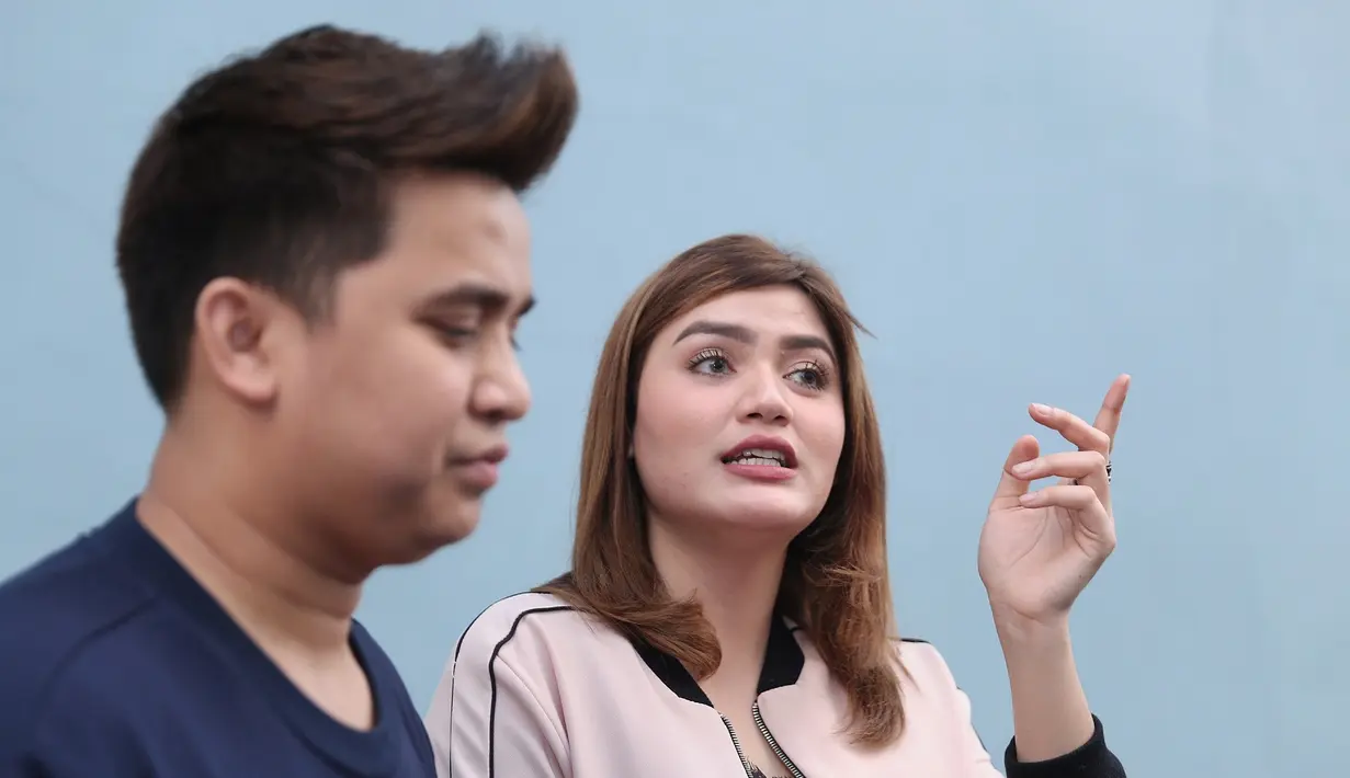 Saat di temui kawasan Tendean Jakarta Selatan, Selasa (3/7/2018) Billy dan Hilda membantah kabar tersebut. Ia mengaku bahwa keduanya benar-benar murni untuk liburan. (Nurwahyunan/Bintang.com)