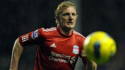 Dirk Kuyt. Sayap kanan Belanda berusia 42 tahun yang telah pensiun pada Juli 2018 bersama Quick Boys ini tercatat pernah menjadi bagian Liverpool sejak awal musim 2006/2007 hingga akhir musim 2011/2012. Ia didatangkan dari Feyenoord pada awal musim 2006/2007 dengan nilai transfer 18 juta euro. Bersama Liverpool ia total tampil dalam 285 laga di semua ajang dengan torehan 71 gol dan 43 assist. Pada awal musim 2012/2013 ia dilepas permanen ke Fenerbahce dengan nilai transfer 1 juta euro. (AFP/Paul Ellis)