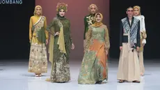 Model memperagakan busana berbahan Batik Tulis Jombang dalam koleksi AKASA DHARANI karya Lia Afif pada Indonesia Fashion Week (IFW) 2026 di Jakarta, Jumat, 31 Juli 2026. (KLY/Budy Santoso)