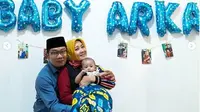 Ridwan Kamil dan Atalia berpose bersama bayi Arka. (dok. Instagram @ataliapr/https://www.instagram.com/p/CDNIkMiHpNz/Dinny Mutiah)